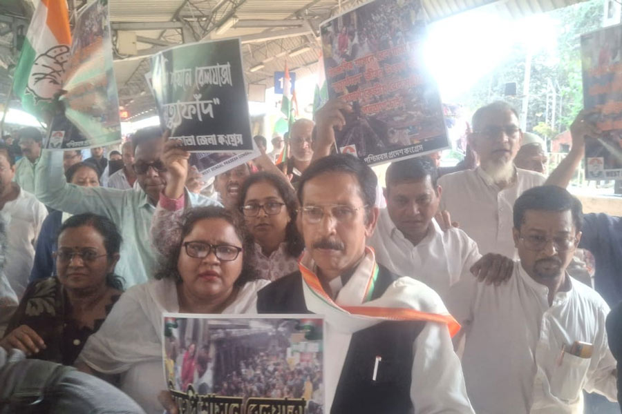 Non-BJP parties question railway mismanagement in Kumbha time