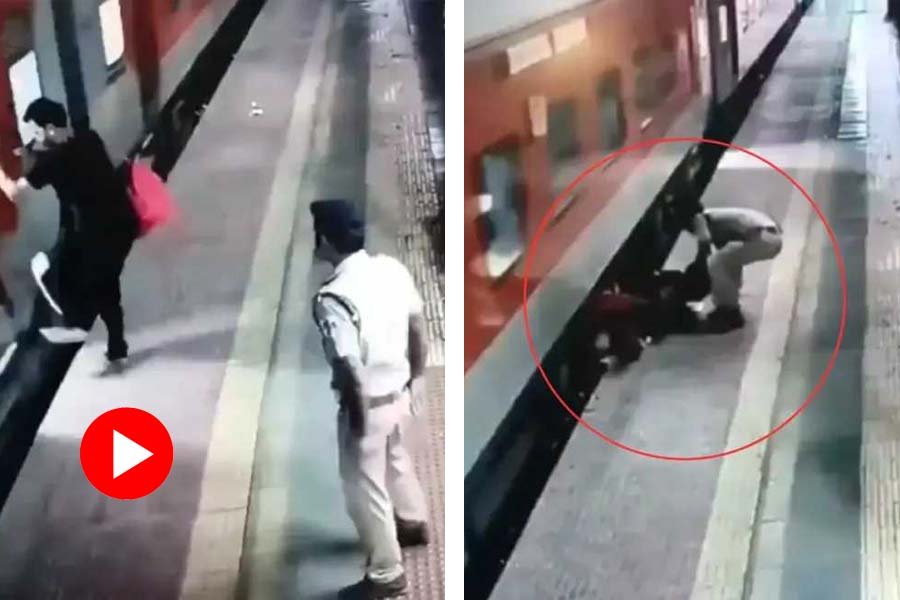 Video of rpf jawan saved passenger in railway station