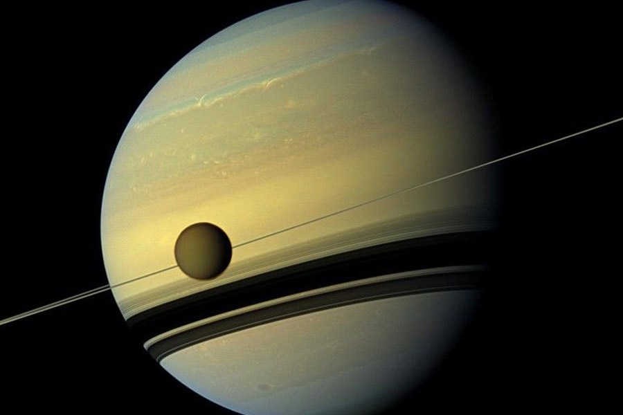 শনির চাঁদটির অপার রহস্য বুঝতে গবেষণাগারে কৃত্রিম ভাবে টাইটানের বায়ুমণ্ডল তৈরি করেন কার্নেগি ইনস্টিটিউশন ফর সায়েন্স ল্যাবের বিজ্ঞানীরা। আর তখনই উপগ্রহটি জৈব যৌগে সমৃদ্ধ বলে অনুমান করেন তাঁরা। টাইটানের পাথুরে কেন্দ্রে ওই সমস্ত জৈব যৌগ মিশে রয়েছে বলে মনে করা হচ্ছে।