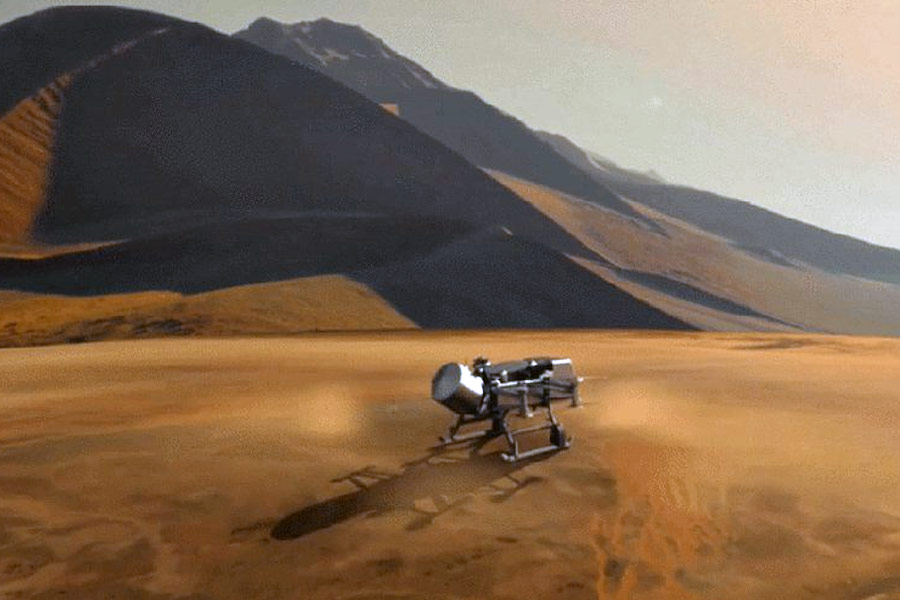 সম্প্রতি শনির চাঁদগুলিকে নিয়ে গবেষণাধর্মী লেখা প্রকাশ করে ‘জ়িয়োচিমিকা এট কসমোচিমিকা অ্যাক্টা’ নামের পত্রিকা। সেখানে বিজ্ঞানী কেলি মিলার লিখেছেন, ‘‘টাইটানের ভূপৃষ্ঠে হাঁটাচলা করাটা কিছুটা স্কুবা ডাইভিংয়ের মতো হবে। বায়ুমণ্ডল অনেক বেশি ঘন হওয়ায় সেখানকার অনেক কিছুই পৃথিবীর চেয়ে বেশ আলাদা।’’