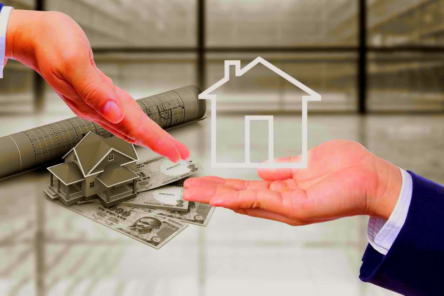 বিনিয়োগকারী ইচ্ছা করলে রিয়েল এস্টেটে লগ্নি করতে পারেন। তবে সে ক্ষেত্রে তাঁর আরও বেশি অর্থের প্রয়োজন হবে। রিয়েল এস্টেটের শেয়ারের দর বৃদ্ধি বা কমার নেপথ্যে থাকে একাধিক কারণ। তবে দীর্ঘ মেয়াদে এর থেকে লাভের সম্ভাবনা রয়েছে।