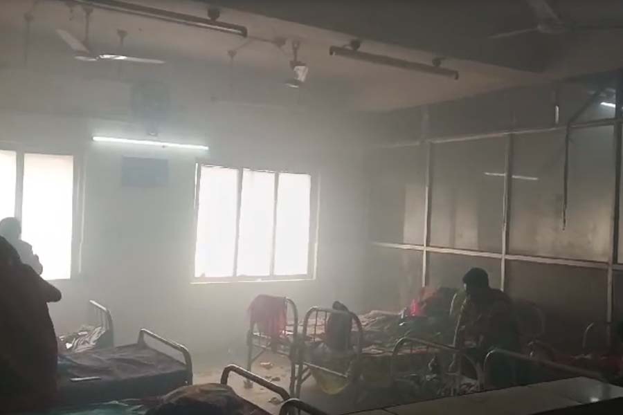 মঙ্গলবার মালদহের হরিশ্চন্দ্রপুর গ্রামীণ হাসপাতালের ভিতরে ধোঁয়া।