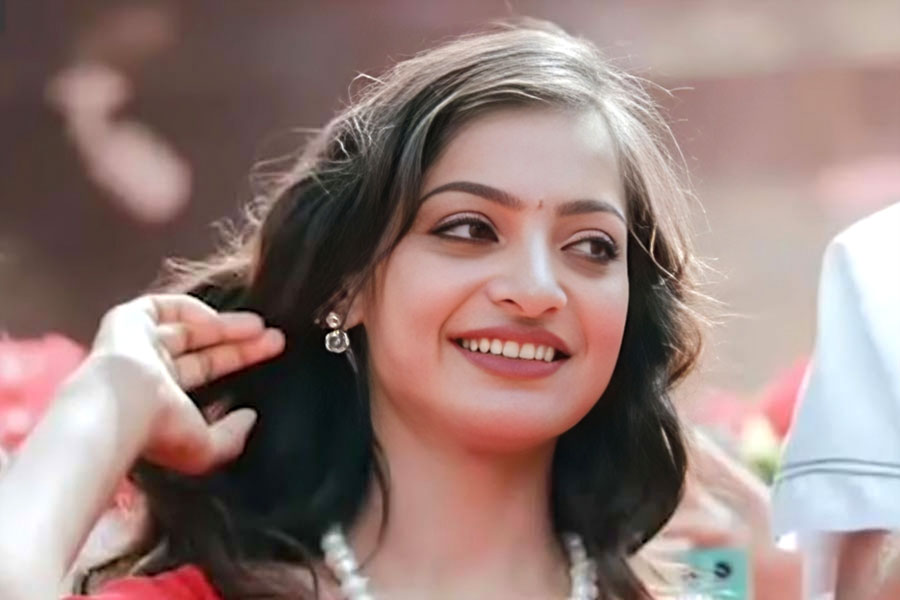 Mahakumbh Viral Girl Monalisa Hugged her father before boarding her first flight dgtl