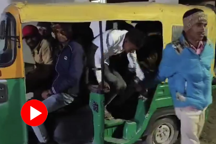 4 seater auto carries 19 passengers, spark debate in internet