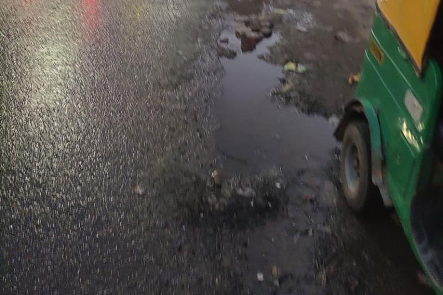 এ ভাবেই জল বেরিয়ে যায়। কোন্নগরের বাটা মোড়ে।