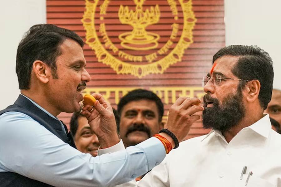 (বাঁ দিকে) মহারাষ্ট্রের মুখ্যমন্ত্রী দেবেন্দ্র ফডণবীস এবং উপমুখ্যমন্ত্রী একনাথ শিন্দে (ডান দিকে)।