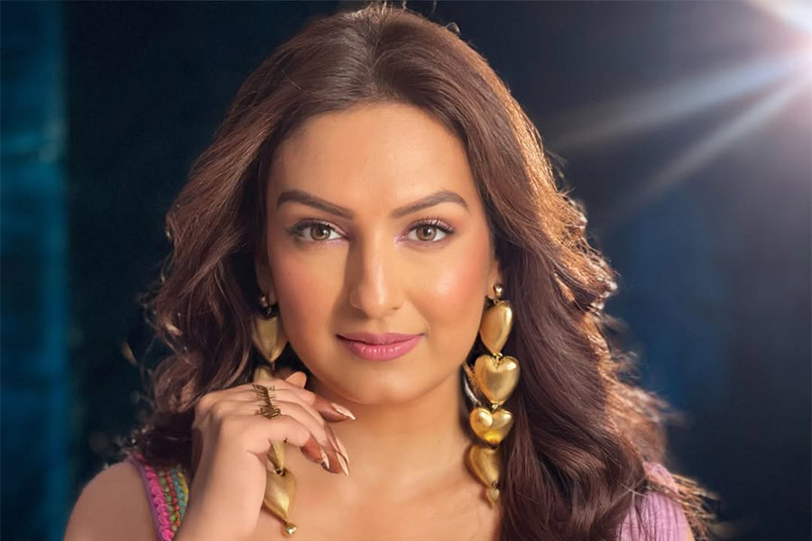 Bollywood Singer Akriti kakar talks about her musical carreer, motherhood, Tollywood industry, and Udit Narayan Kissing Controversy dgtl