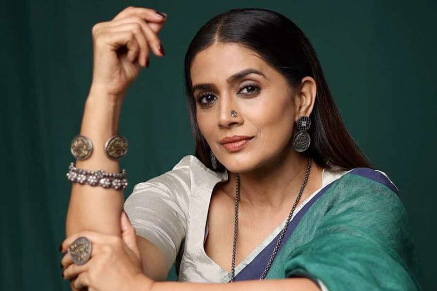 Actress Sonali Kulkarni recalls facing discrimination for being a dark girl at the age of 16