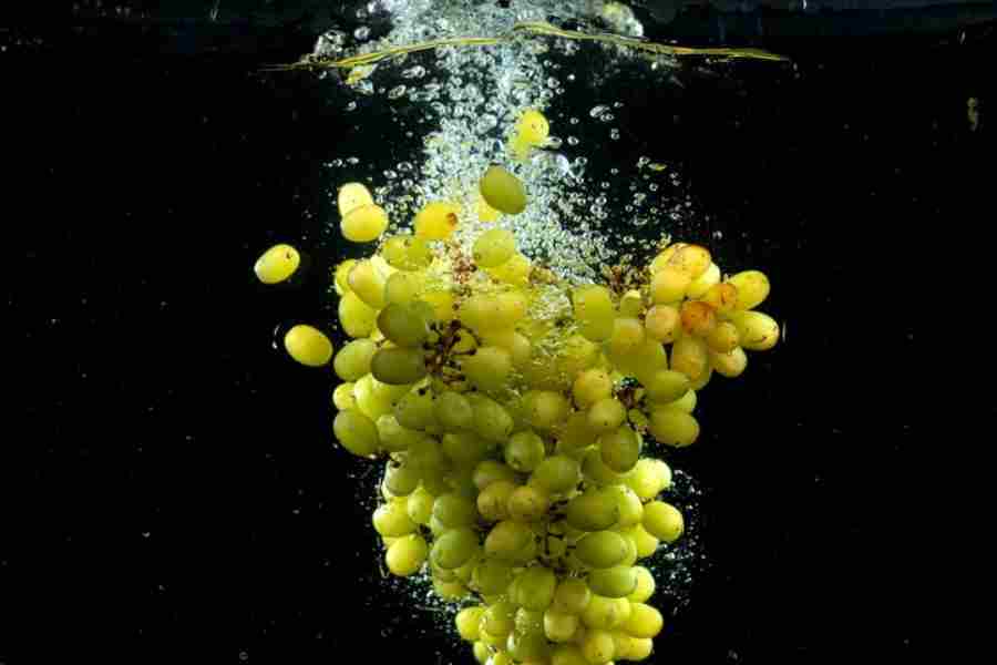 How to remove pesticides from grapes