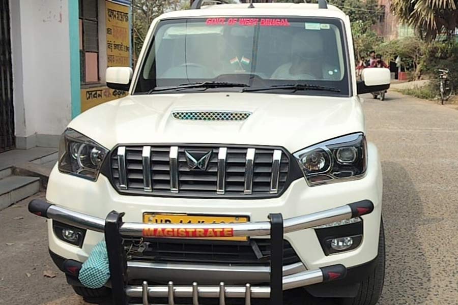 BDOs of Bardhaman have removed the blue lights from their cars dgtld