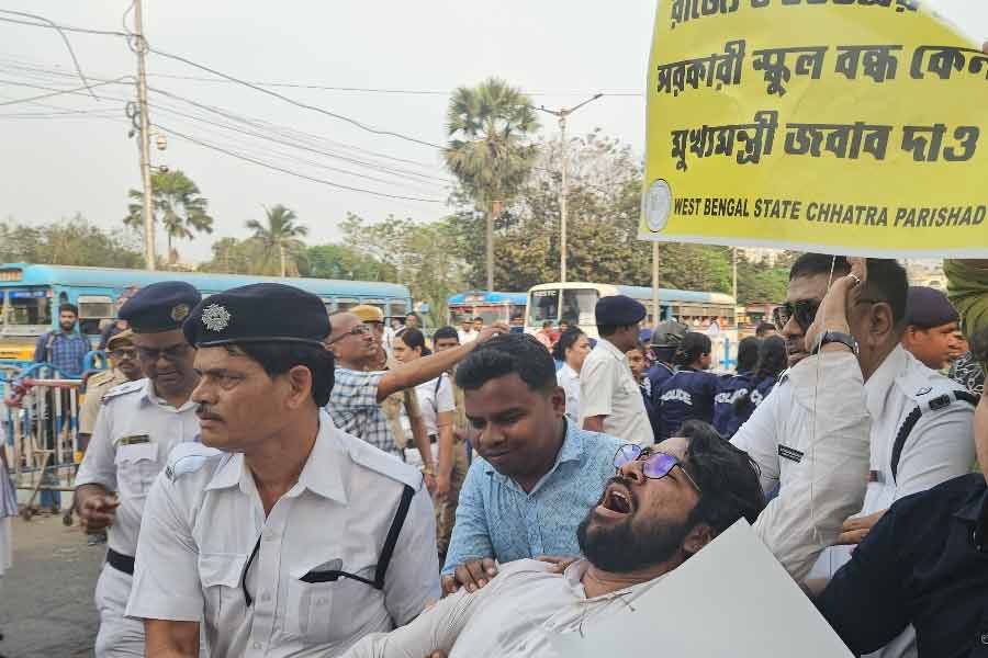 Police stops Chhatra Parishad rally to assembly