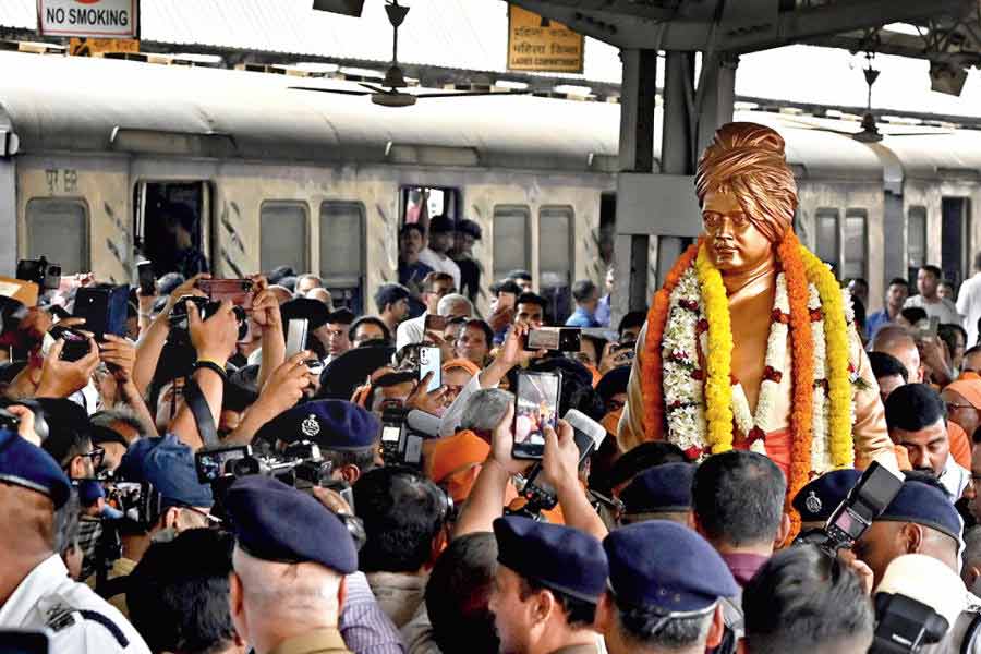 A procession with Swami Vivekananda' idol was organized in Kolkata