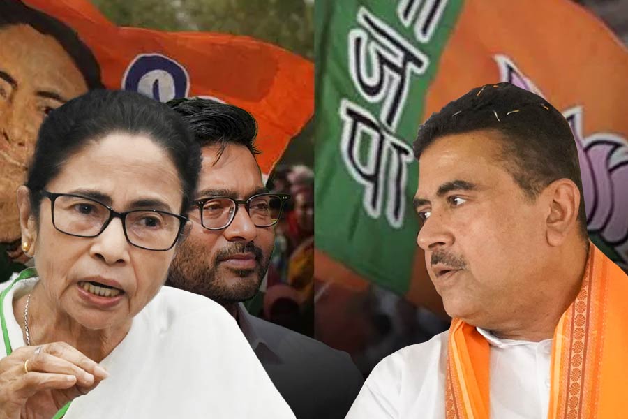 (বাঁ দিক থেকে) মমতা বন্দ্যোপাধ্যায়, অভিষেক বন্দ্যোপাধ্যায় এবং শুভেন্দু অধিকারী।