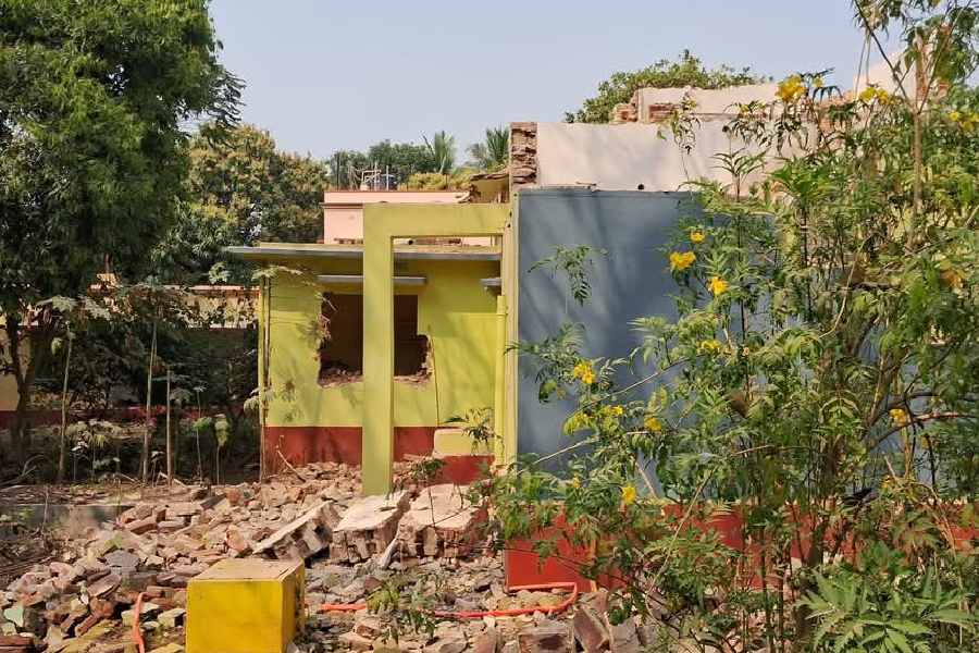 Bolpur municipality stopped the demolition of the house enshrined in the memory of Abanindranath Tagore in Santiniketan dgtld