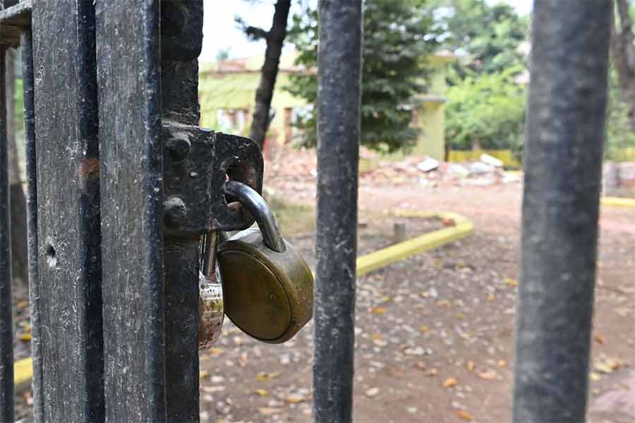 শান্তিনিকেতনে অবন পল্লিতে অবনীন্দ্রনাথ ঠাকুরের স্মৃতি বিজড়িত ‘আবাস’ নামের বাড়িতে বোলপুর পুরসভা তালা ঝুলিয়ে বন্ধ করল ভাঙার কাজ।