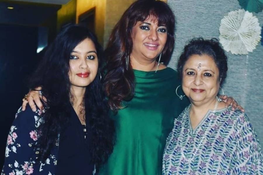 এক ফ্রেমে জ়িনিয়া সেন, নীলাঞ্জনা সেনগুপ্ত, নন্দিতা রায়।
