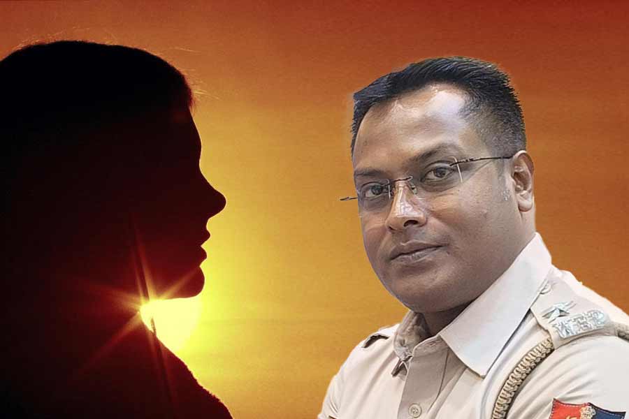 আইসি জয়ন্ত পালের গুলিবিদ্ধ হওয়ার ঘটনায় ‘রহস্যময়ী’র ভূমিকা খতিয়ে দেখছে পুলিশ। গ্রাফিক: আনন্দবাজার অনলাইন।