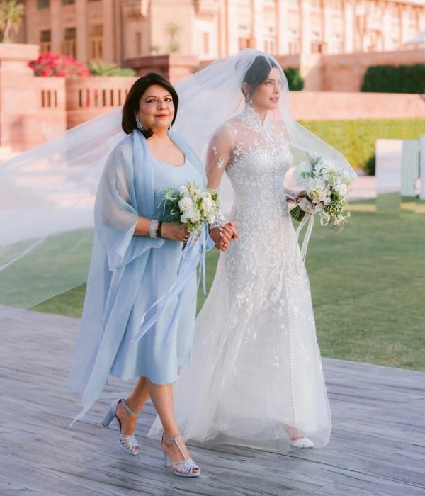 মায়ের হাত ধরে বিয়ের আসরে প্রবেশ প্রিয়ঙ্কা চোপড়ার। 