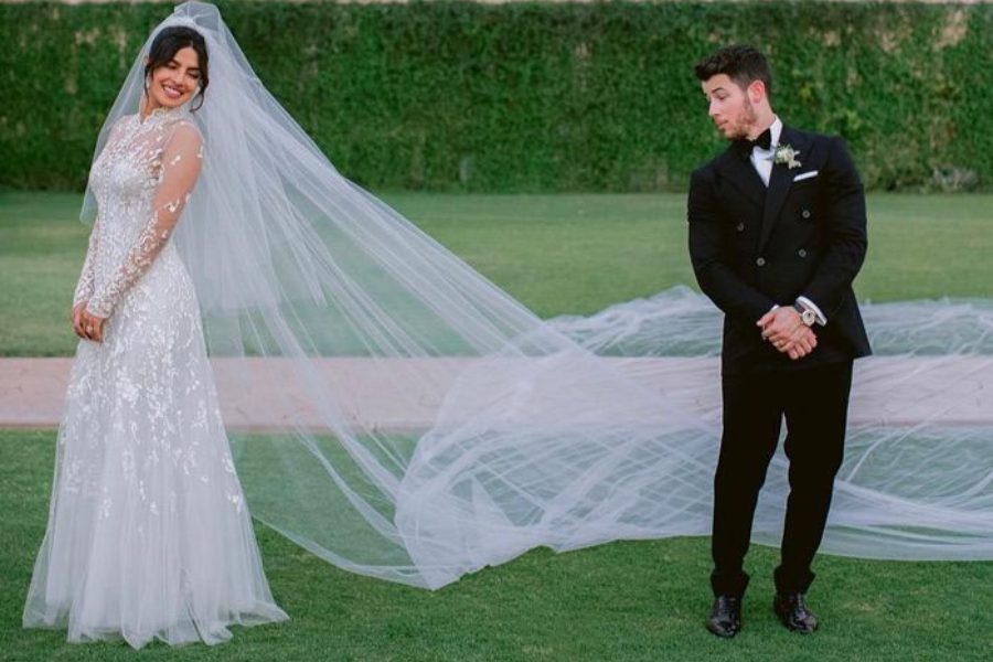 ওড়নার দৈর্ঘ্য নিয়ে পোশাকশিল্পীর সঙ্গে দরাদরি করেছিলেন প্রিয়ঙ্কা। 