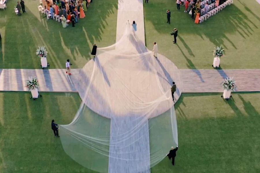 ওড়নাটি ধরতে ছ’জন লোক লেগেছিল। 