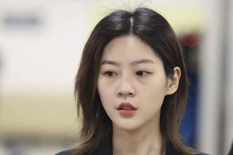 ‘ব্লাডহাউন্ডস’-এর তারকা অভিনেত্রীর অস্বাভাবিক মৃত্যুকে বিচ্ছিন্ন ঘটনা ভাবলে ভুল হবে। গত কয়েক বছরে একই সিদ্ধান্ত নিতে দেখা গিয়েছে আরও কয়েক জন রুপোলি ও বিনোদন জগতের কোরীয় তারকাকে। আর তাই পরিস্থিতি সামাল দিতে নড়চড়ে বসেছেন সোলের কর্তাব্যক্তিরা।