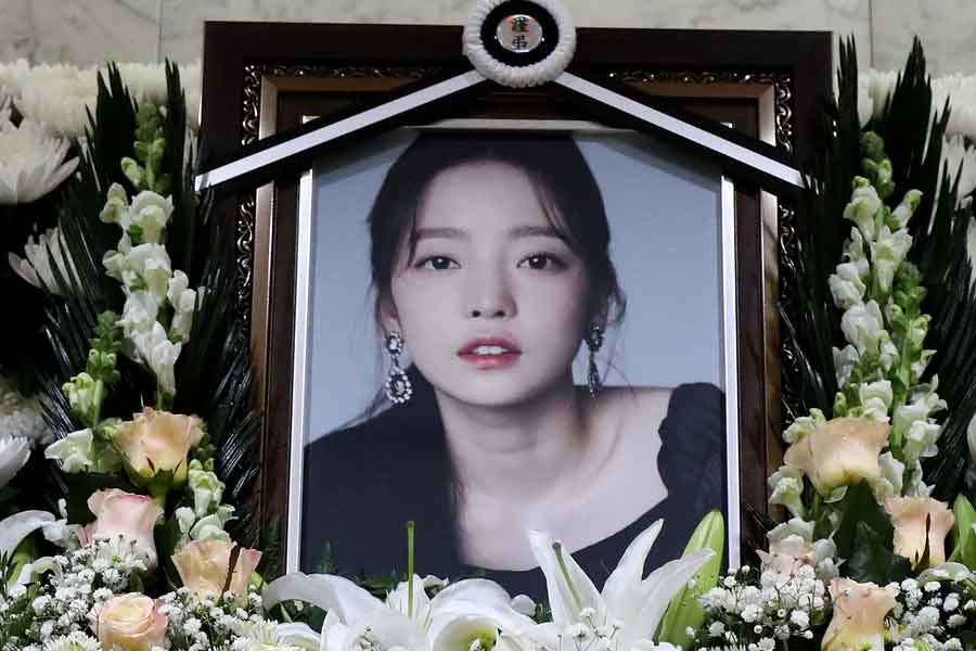 প্রশান্ত মহাসাগরের দ্বীপরাষ্ট্রগুলির মধ্যে কোরীয় সংস্কৃতির আলাদা ঐতিহ্য রয়েছে। ঝাঁ-চকচকে উজ্জ্বল নান্দনিকতা দেখে এর প্রতি আকৃষ্ট হচ্ছেন তরুণ-তরুণীদের একাংশ। কিন্তু বিশ্লেষকদের কথায়, দক্ষিণ কোরিয়ার বিনোদন জগৎ শুধুমাত্র মিঠেকড়া রোদ আর রামধনু দিয়ে সাজানো নয়। এর একটা অন্ধকার দিক রয়েছে।