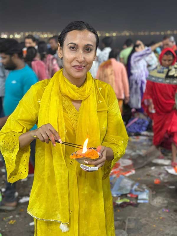 মহাকুম্ভে গঙ্গা আরতিতে ব্যস্ত সায়নী দত্ত।