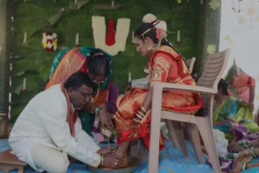 বিয়ের দিন কন্যার পা ধুইয়ে দিচ্ছেন বালাচন্দ্রন। ছবি: সংগৃহীত।
