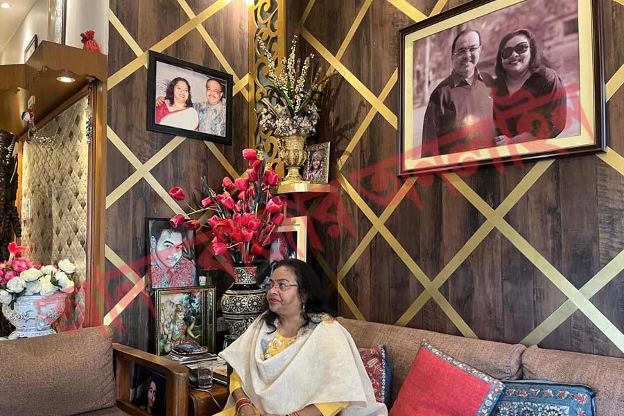 শনিবার পর্ণশ্রীর বাসভবনে বেহালা পূর্বের তৃণমূল বিধায়ক তথা কাউন্সিলর রত্না চট্টোপাধ্যায়।