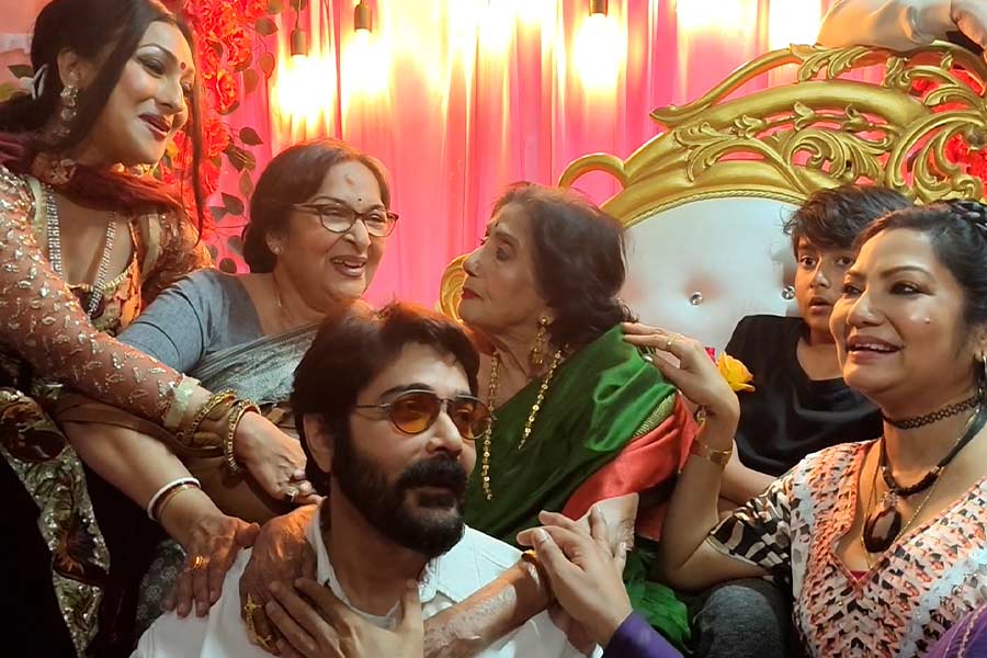 bengali actress sabitri chatterjee  celebrated her birthday with prosenjit rituparna debashree and other actors from tollywood dgtl