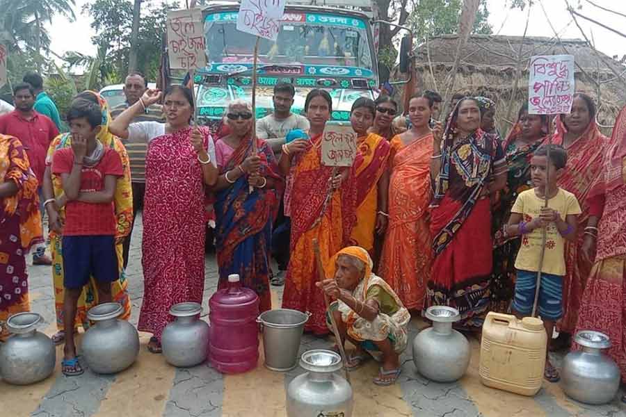 Villagers staged agitation in demand of drinking water at Hingalanj