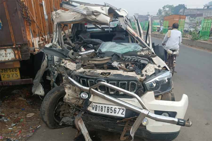 several people died of a road accident at Dhanbad, Victims were from Goghat and Garbeta