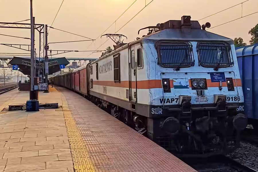 Due to blockade, train services on the Howrah-Khargpur disrupted, normal after three hours dgtld