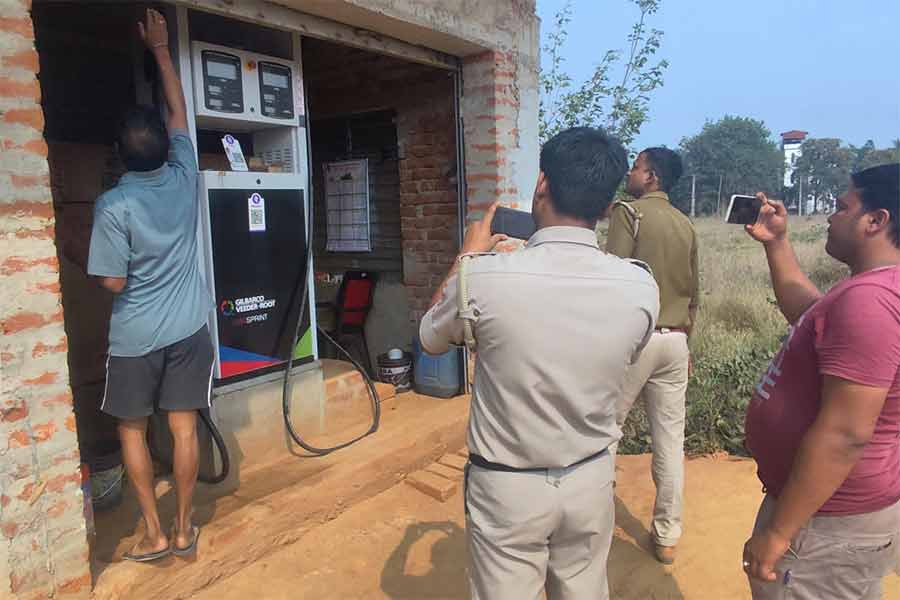 two person wers arrested for running petrol pump in hole illegally