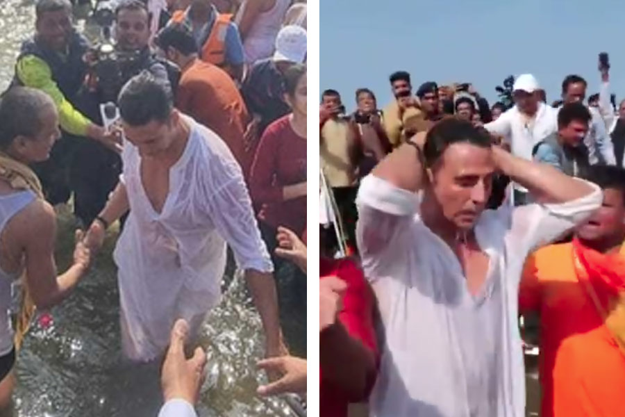 Bollywood actor Akshay Kumar takes holy dip at prayagraj triveni sangam for maha kumbh 2025