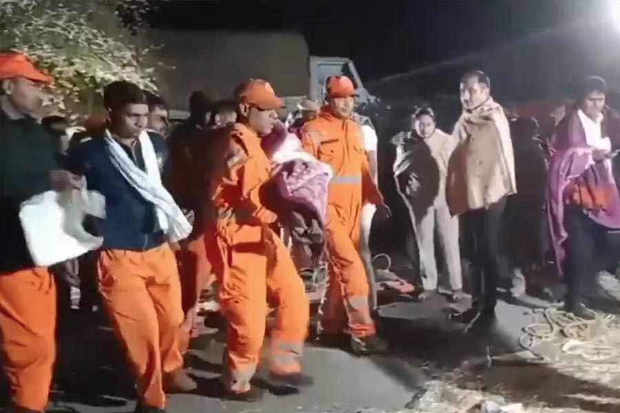 রাজস্থানের সেই কুয়োয় চলছে উদ্ধারকাজ।