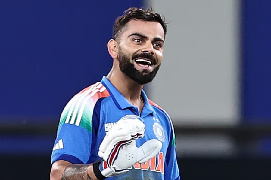 ভারতকে টানছেন বিরাট কোহলি।