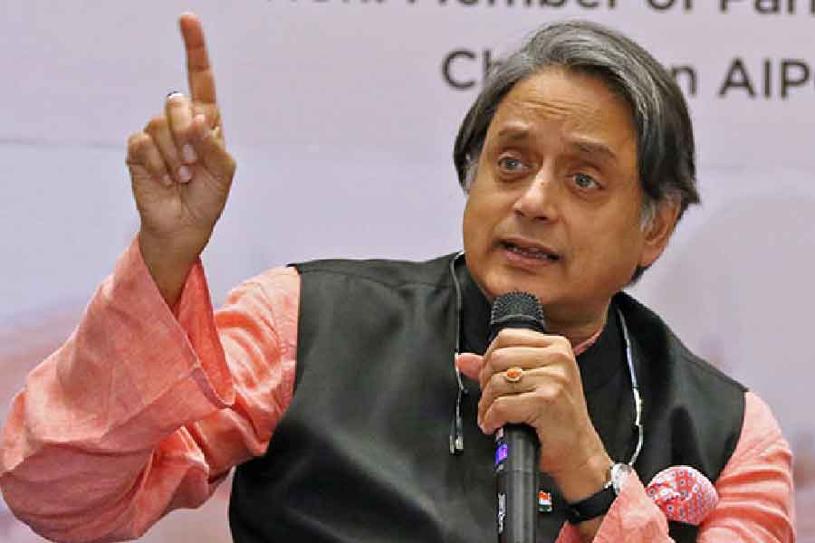 Concern rises regarding Shashi Tharoor among Congress leaders