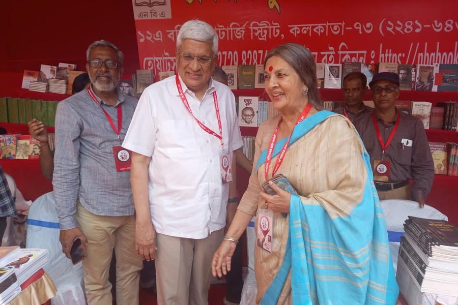 সিপিএমের রাজ্য সম্মেলন প্রাঙ্গণে প্রকাশিত হল বৃন্দা কারাটের বই। ছিলেন প্রকাশ কারাটও। ডানকুনিতে।