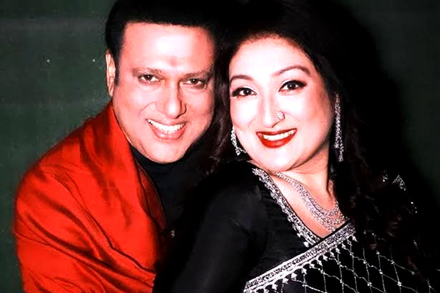 বলিপাড়ার অন্দরমহলে কান পাতলে শোনা যাচ্ছে, স্ত্রী সুনীতা আহুজার সঙ্গে গোবিন্দের ৩৭ বছরের দাম্পত্য সরু সুতোয় বেঁধে রয়েছে। যে কোনও মুহূর্তে তা ছিঁড়ে যেতে পারে। বহু দিন ধরেই ছাদ আলাদা হয়ে গিয়েছে গোবিন্দ এবং সুনীতার। একই বাড়িতে থাকেন না তাঁরা।