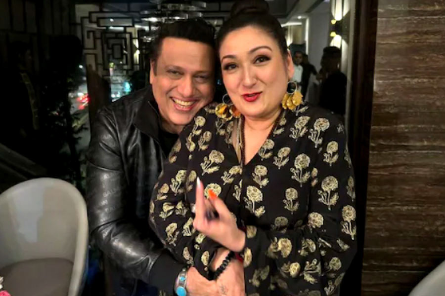 সম্প্রতি এক সাক্ষাৎকারে সুনীতা জানিয়েছেন, দুই সন্তানকে নিয়ে মুম্বইয়ের একটি ফ্ল্যাটে থাকেন তিনি। তাঁর উল্টো দিকে নিজের বাংলোয় একা থাকেন গোবিন্দ।