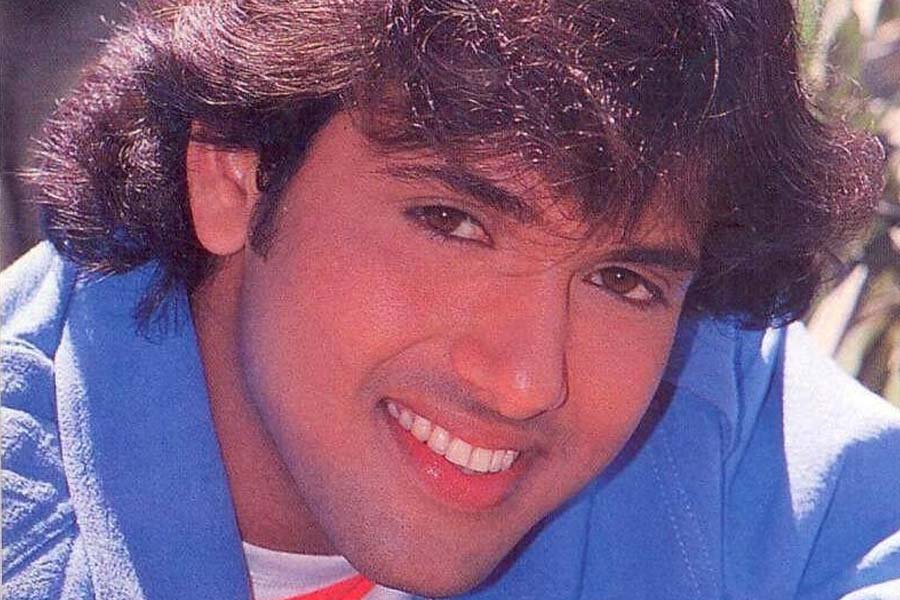 ১৯৮৭ সালের মার্চ মাসে সুনীতাকে বিয়ে করেন গোবিন্দ। নায়কের দীর্ঘ দিনের বান্ধবী ছিলেন তিনি। কানাঘুষো শোনা যায়, নায়িকার সঙ্গে অন্তরঙ্গ দৃশ্যে অভিনয়ের সময় গোবিন্দের আড়ষ্ট ভাব পছন্দ হত না পরিচালকদের। তা কাটানোর জন্য গোবিন্দকে এক জন পরামর্শ দিয়েছিলেন যে, তিনি যেন বাস্তব জীবনে প্রেম করেন। বান্ধবীর সঙ্গে সময় কাটালে তিনি নাকি নায়িকাদের সঙ্গেও সহজ হতে পারবেন। সেই সময়ে গোবিন্দের জীবনে এসেছিলেন সুনীতা।