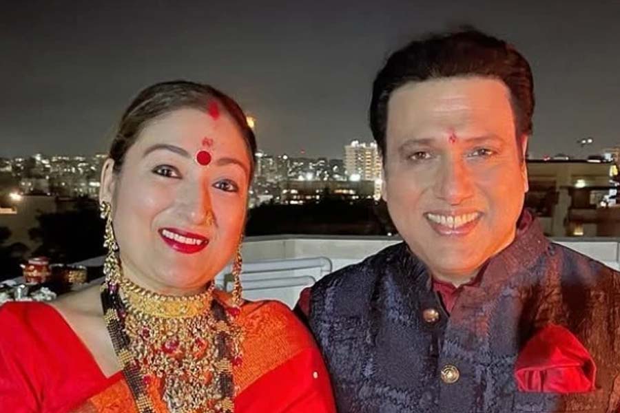 সুনীতার সঙ্গে গোড়ার দিকে নিছক বন্ধুত্বের সম্পর্ক ছিল গোবিন্দের। নায়কের বাড়িতে আসা-যাওয়া লেগে থাকত সুনীতার। পুত্রের বান্ধবীকে দেখে পছন্দ হয়ে গিয়েছিল গোবিন্দের মায়ের। পুত্রবধূ হিসাবে সুনীতাকেই চান, তা অভিনেতাকে স্পষ্ট জানিয়ে দিয়েছিলেন তাঁর মা। কিন্তু তাতে আপত্তি ছিল খোদ গোবিন্দের।