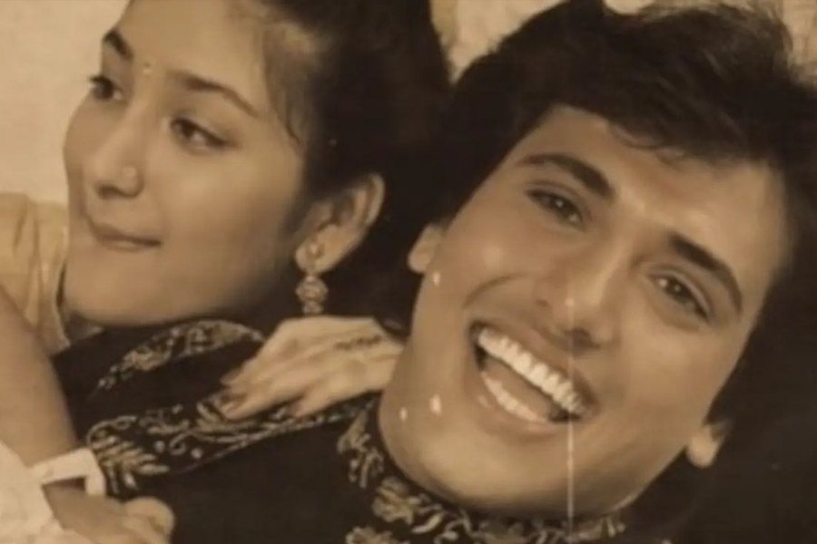 বলিপাড়ার একাংশের দাবি, কেরিয়ারের জন্য বিয়েতে আপত্তি জানিয়েছিলেন গোবিন্দ। কিন্তু তার আসল কারণ ছিল ভিন্ন। গুঞ্জন শোনা যেতে থাকে, বলিপাড়ার এক নায়িকাকেও নাকি মন দিয়ে ফেলেছিলেন গোবিন্দ। তাই অন্য কাউকে বিয়ে করতে চাননি তিনি।