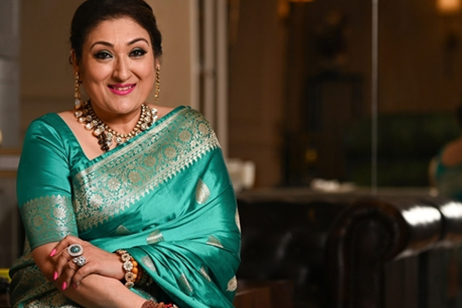 অন্য দিকে সুনীতার সান্নিধ্য গোবিন্দের ব্যক্তিত্বে পরিবর্তন এনেছিল। পর্দায় নায়িকাদের সঙ্গে সহজ হতে পেরেছিলেন তিনি। পরে এক সাক্ষাৎকারে তা স্বীকার করেছিলেন গোবিন্দ। কিন্তু তারকা হয়ে যাওয়ার পরে নায়কের জীবনের সমীকরণ পাল্টে যায়। এক দিকে নীলম, অন্য দিকে সুনীতা। সম্পর্কের দোটানায় পড়ে যান গোবিন্দ। 