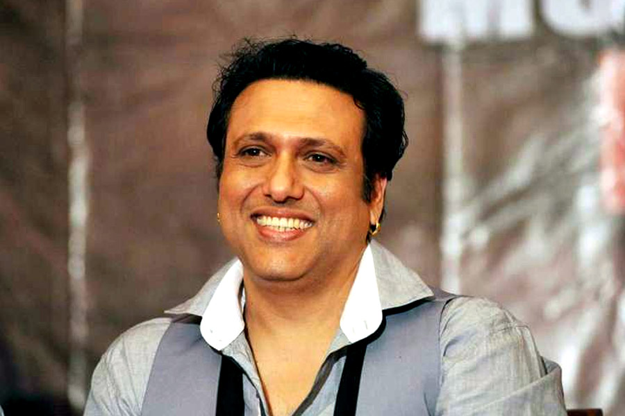 বলিপাড়া সূত্রে খবর, নীলমকে বিয়ে করার ইচ্ছাপ্রকাশ করেছিলেন শুনে গোবিন্দকে বারণ করেছিলেন তাঁর মা। গোবিন্দ যে সুনীতাকেই বিয়ে করবেন, সে প্রতিশ্রুতি দিয়ে ফেলেছিলেন অভিনেতার মা। কথার খেলাপ করতে চাইছিলেন না তিনি।