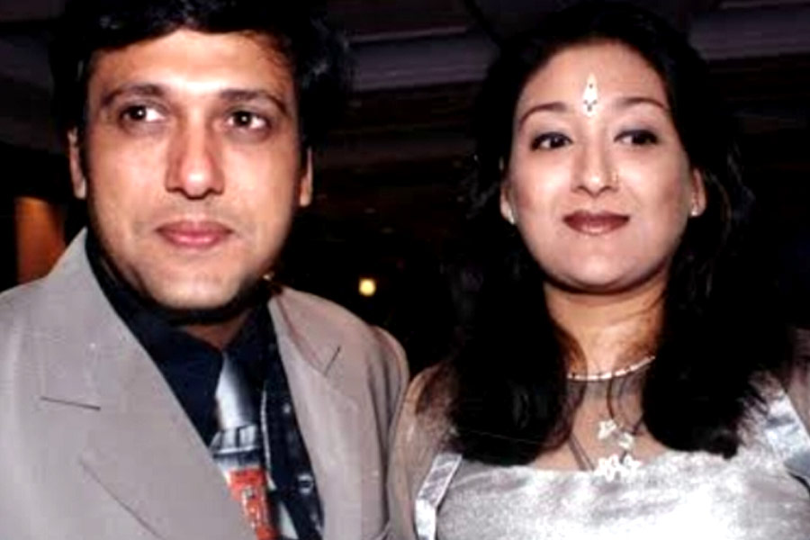 ১৯৮৭ সালে সুনীতাকে বিয়ে করেন গোবিন্দ। কিন্তু বিয়ের কথা গোপন করে রেখেছিলেন তিনি। বলিপাড়ার একাংশের অনুমান, কেরিয়ারের জন্যই বিয়ের কথা লুকিয়েছিলেন তিনি। কিন্তু বলিজগতের অধিকাংশের দাবি, বিয়ের কথা নীলমকে জানাতে চাননি গোবিন্দ। তাই নিজেকে অবিবাহিত বলেই পরিচয় দিতেন অভিনেতা।