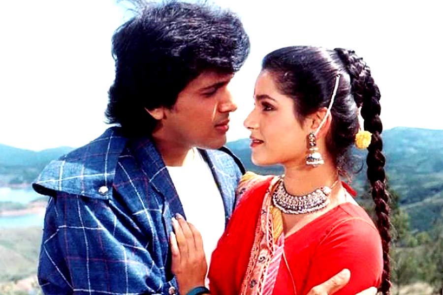 বলিপাড়ার একাংশের দাবি, বিয়ের কথা জানার পর গোবিন্দের সঙ্গে কাজ করলেও সম্পর্কে ইতি টানেন নীলম। ১৯৮৯ সালে শেষ বারের মতো গোবিন্দ এবং নীলমের জুটিকে বড় পর্দায় অভিনয় করতে দেখা যায়। ‘দো কয়েদি’ ছবিতে একসঙ্গে শেষ অভিনয় করেছিলেন গোবিন্দ এবং নীলম।