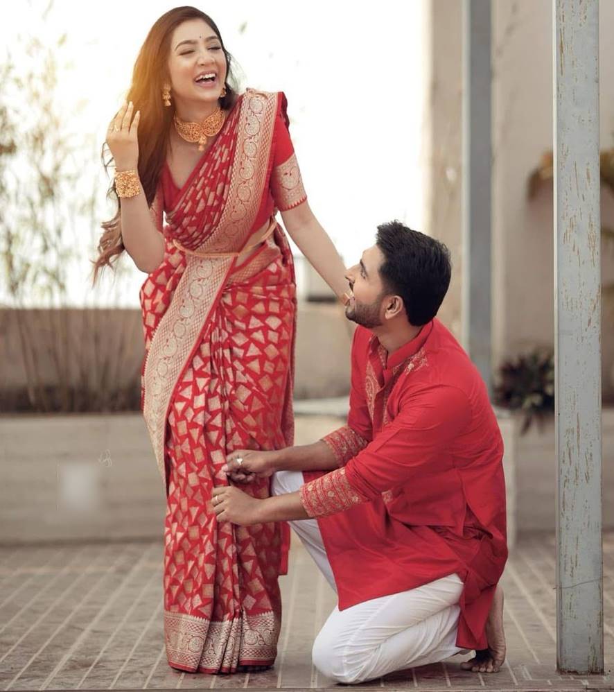 আশীর্বাদের পরে অনন্যার শাড়ির কুচি ঠিক করে দিচ্ছেন সুকান্ত।