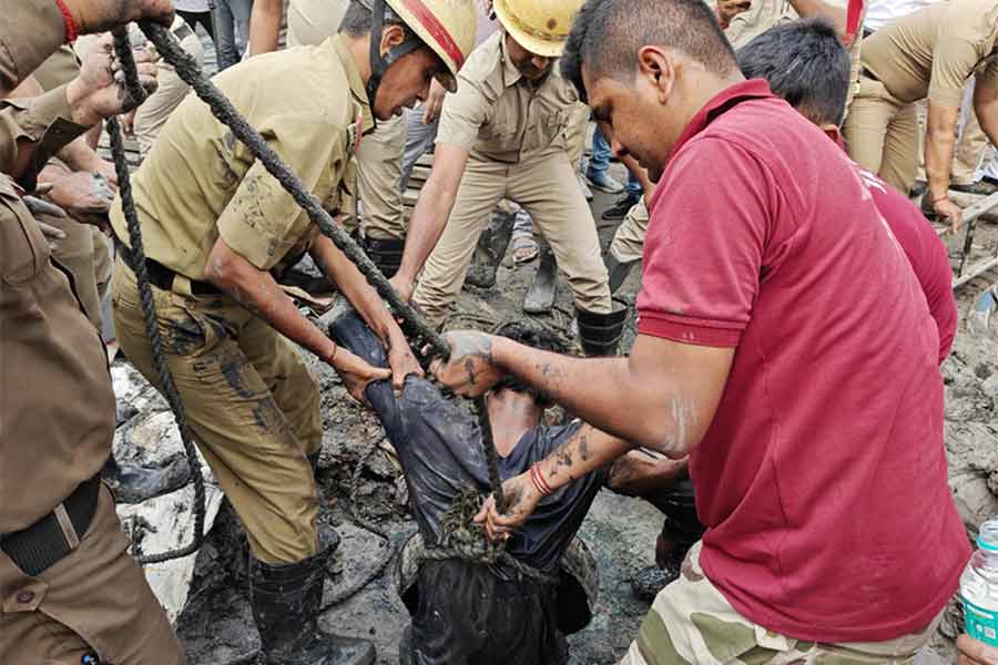 Exemplary punishment should be exemplary punishment for anyone sending workers without proper arrangements for cleaning manholes